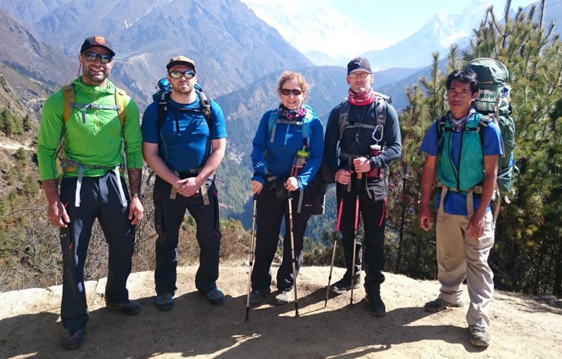 Pic_of_the_team_in_Khumjung_en_route_to_debouche_WEB.jpg